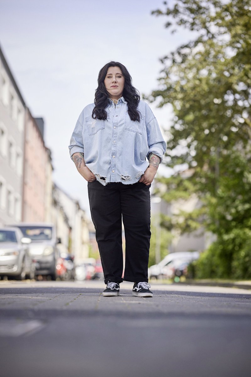 „Nicht jeder Mensch ist 24h nur besoffen, niemand ist nur furchtbar, nur destruktiv", darum geht es Lena Schätte in ihrem Roman "Das Schwarz an den Händen meines Vaters." Die Autorin ist auch Psychiatrie-Krankenschwester und begleitet Suchtkranke. Sonntag, 12 Uhr auf @wdraktuell