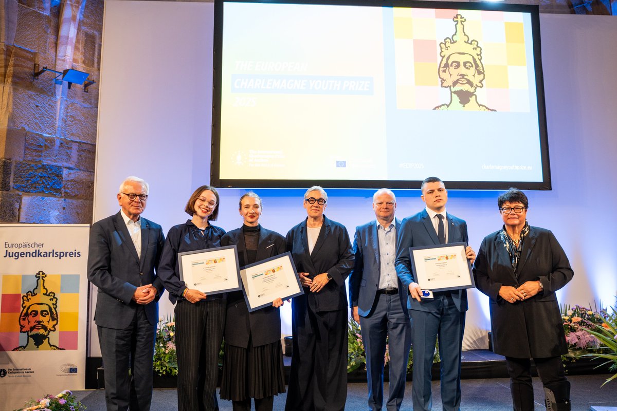 Evropský parlament v Česku (@europarl_cz) on Twitter photo Obrovské gratulace <a href="/dikyzemuzem/">Díky, že můžem</a> k druhému místu v celoevropské #CharlemagnePrize pro mladé Evropany do 30 let 🎊🥈
V ní uspěli se svým projektem „Díky, že můžem volit“ proti celkové společenské apatii a nízké volební účasti mladých lidí. Více: europa.eu/!wFDrcK Obrovské gratulace <a href="/dikyzemuzem/">Díky, že můžem</a> k druhému místu v celoevropské #CharlemagnePrize pro mladé Evropany do 30 let 🎊🥈
V ní uspěli se svým projektem „Díky, že můžem volit“ proti celkové společenské apatii a nízké volební účasti mladých lidí. Více: europa.eu/!wFDrcK
