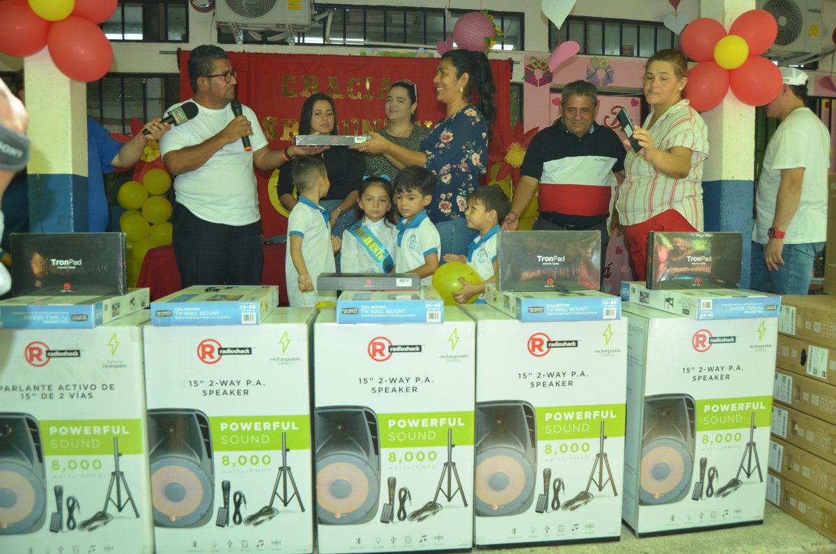 Entregamos 7 equipos audiovisuales al Kinder Marco Antonio Rodríguez como parte del proyecto Conectando Sueños, mejorando el aprendizaje y el futuro de nuestra niñez. ¡Gracias por apoyar esta visión!
🏫✨
— Quintín Soriano, Alcalde de Choluteca