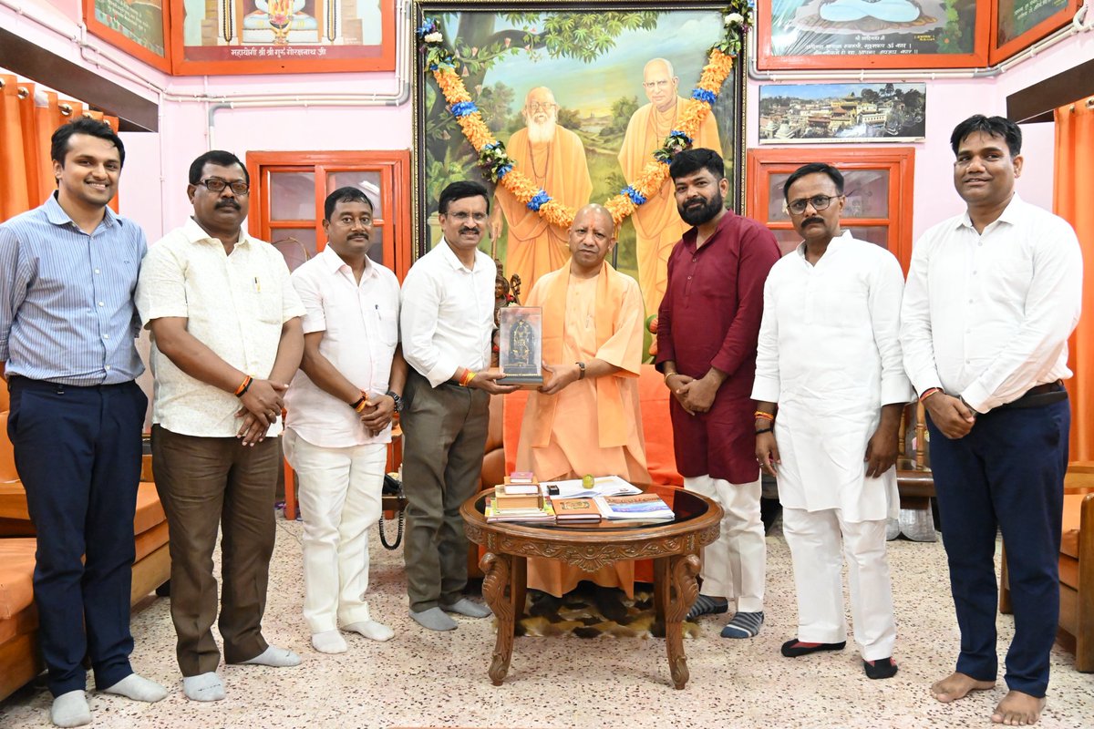 DrMangleshBJP's tweet image. 2 वर्ष पूर्ण होने के अवसर पर उत्तर प्रदेश के यशस्वी मुख्यमंत्री, गोरक्षपीठाधीश्वर परम् पूज्य श्री @myogiadityanath जी महाराज से भेंट कर आशीर्वाद प्राप्त किया।🙏
उनके नेतृत्व व मार्गदर्शन से ही गोरखपुर में जनसेवा व विकास को नई गति मिली है। 🙏
#Gorakhpur