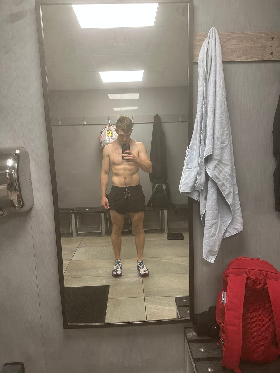 RhysMccole's tweet photo. A leg day today programmed by the gaffer💪🏻
Moving into a strength phase after my hyrox🤝🏻
Big results coming up✅️
#tuesdayvibe #legday #hacksquat #lunges #strength #personaltrainer #hardwork https://t.co/EjeRKaf30L