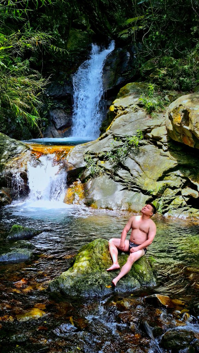 謝謝戚桃郎賜美照一張😍😍
今天大衛哥辛苦了
帶兩個新手溯溪到祕境探險
要抓著繩子上往上往下攀爬青苔石頭
還穿錯溯溪鞋😅
路上一直磕磕碰碰的
但真的很好玩，溪水很涼爽
期待下次再訪祕境