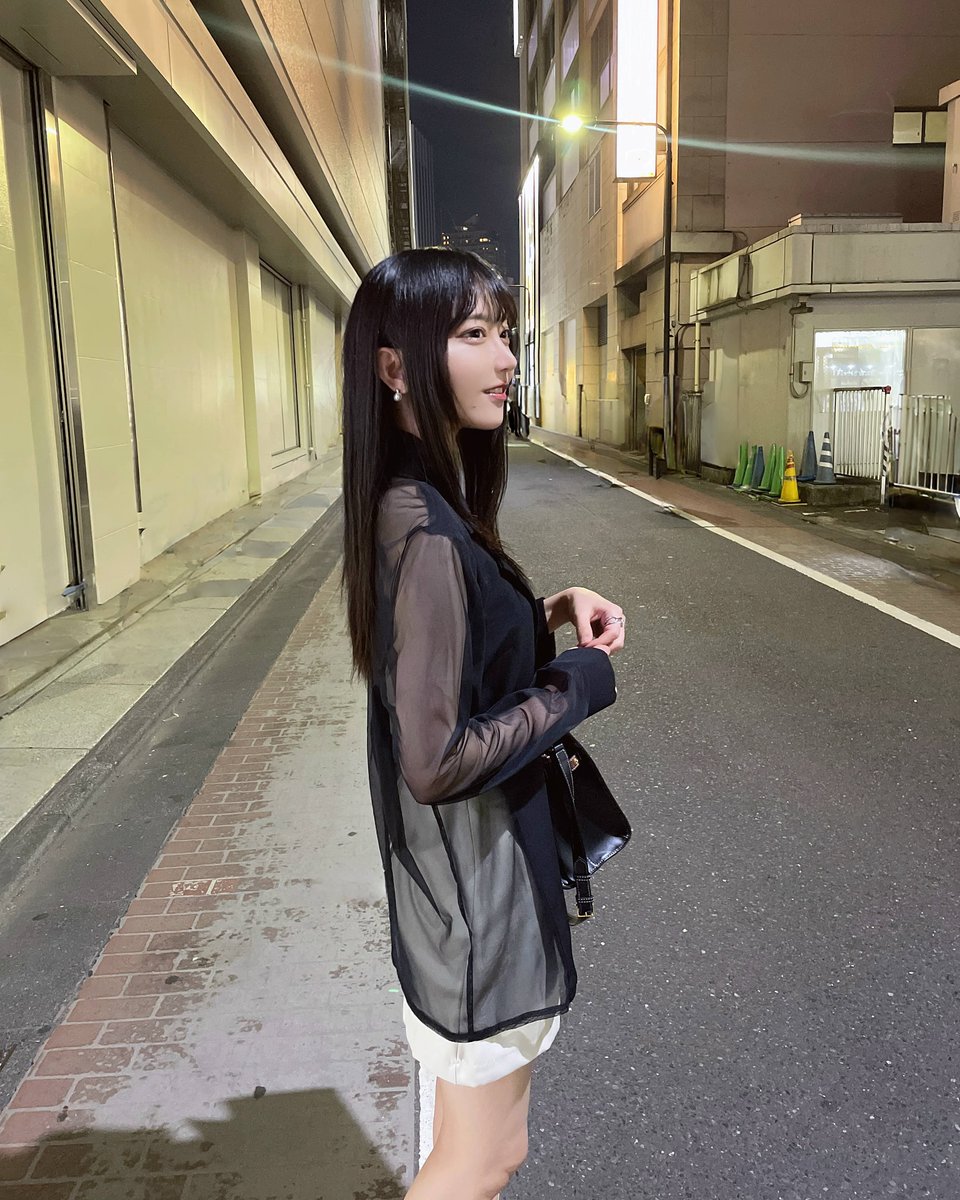 透け感が今っぽいデザイン🖤 バックデザインがシースルーの ブラック