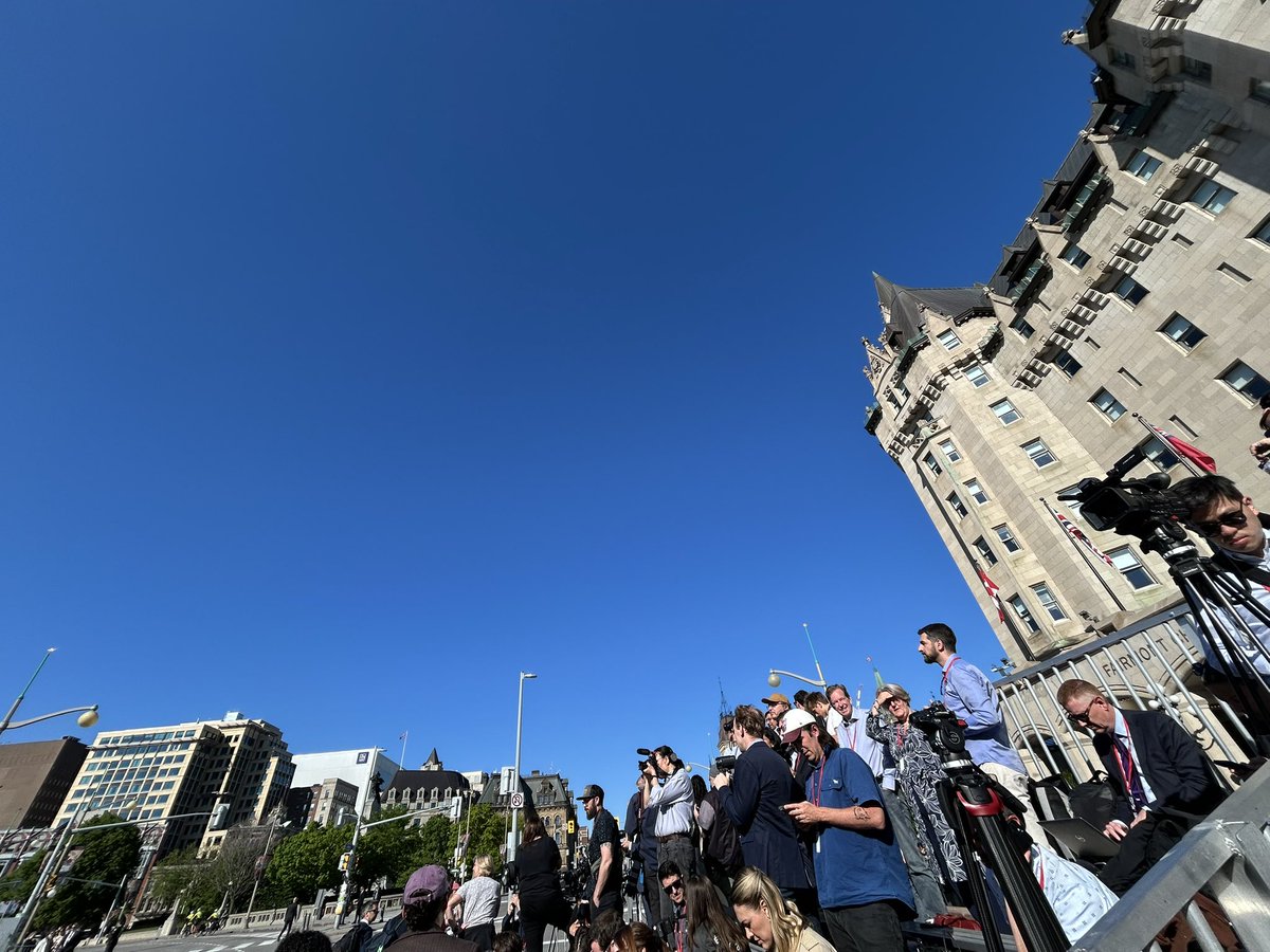 SarahKMacF's tweet photo. Day 2: throne speech, procession down Wellington and laying of the wreath. Stay tuned. We’re outside the Senate, awaiting the arrival of the royal couple. https://t.co/rKQsNzVJ8Y
