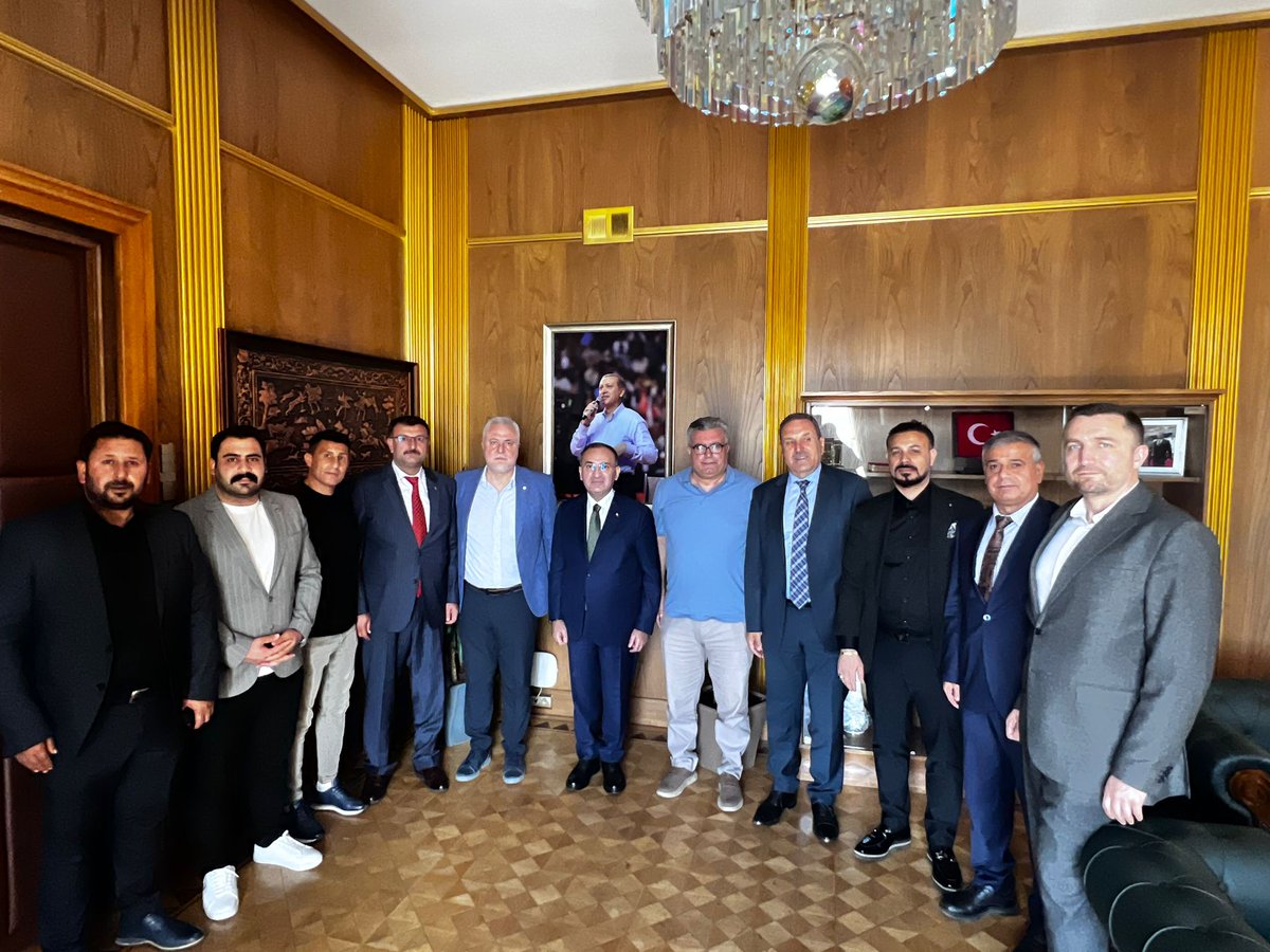 Şanlıurfaspor Kulübü olarak Bozdağ’ı ziyaret ettik.

Şanlıurfaspor Kulübü Başkanımız Kemal Saraçoğlu ve bazı yönetim kurulu üyelerimiz, TBMM Başkanvekili ve Şanlıurfa Milletvekilimiz Sayın Bekir Bozdağ’ı makamında ziyaret ettiler. 

Ziyaretimizde, kulübümüzün mevcut durumu,