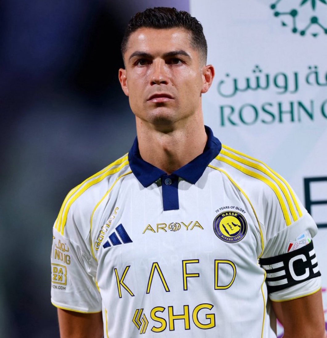 والله رونالدو غبي لو فكر يروح لفريق روشني آخر 

ياخي تكفى لو مره وحده فكر بمنطقية واطلع وارجع إلى لشبونة أو البرازيل أو أي مكان منطقي

رونالدو يحتاج محطة أخيرة جميلة للوصول لألف هدف ثم المشاركة في المونديال وبعدها الاعتزال

أتمنى رونالدو يتخذ قرار منطقي ♥️