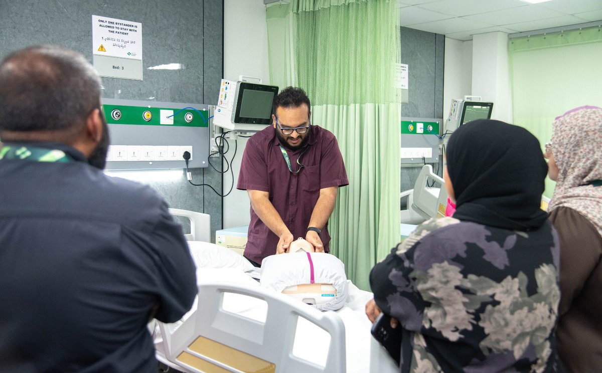 HMH_mv's tweet image. As part of the World Emergency Medicine Day celebration, our team from Emergency Department led by Dr. Hisham Ali Zaki conducted practical training sessions on Basic Life Support for non-medical staff. 

#EmergencyResponse
#BasicLifeSupport