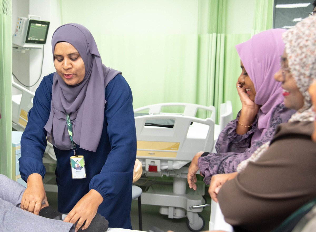 HMH_mv's tweet image. As part of the World Emergency Medicine Day celebration, our team from Emergency Department led by Dr. Hisham Ali Zaki conducted practical training sessions on Basic Life Support for non-medical staff. 

#EmergencyResponse
#BasicLifeSupport