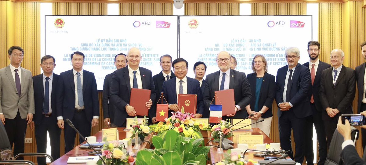 Conan Herve (@conan_herve) on Twitter photo À l'occasion du déplacement du Président <a href="/EmmanuelMacron/">Emmanuel Macron</a> au #Vietnam <a href="/RiouxRemy/">Rémy Rioux</a> DG <a href="/AFD_France/">Agence Française de #Développement (AFD) 🇫🇷 🇪🇺</a> a signé 6 accords de financement et de #partenariat dans les secteurs prioritaires du partenariat stratégique global 🇫🇷🇻🇳#énergie #transport #adaptation des territoires #financeclimat À l'occasion du déplacement du Président <a href="/EmmanuelMacron/">Emmanuel Macron</a> au #Vietnam <a href="/RiouxRemy/">Rémy Rioux</a> DG <a href="/AFD_France/">Agence Française de #Développement (AFD) 🇫🇷 🇪🇺</a> a signé 6 accords de financement et de #partenariat dans les secteurs prioritaires du partenariat stratégique global 🇫🇷🇻🇳#énergie #transport #adaptation des territoires #financeclimat