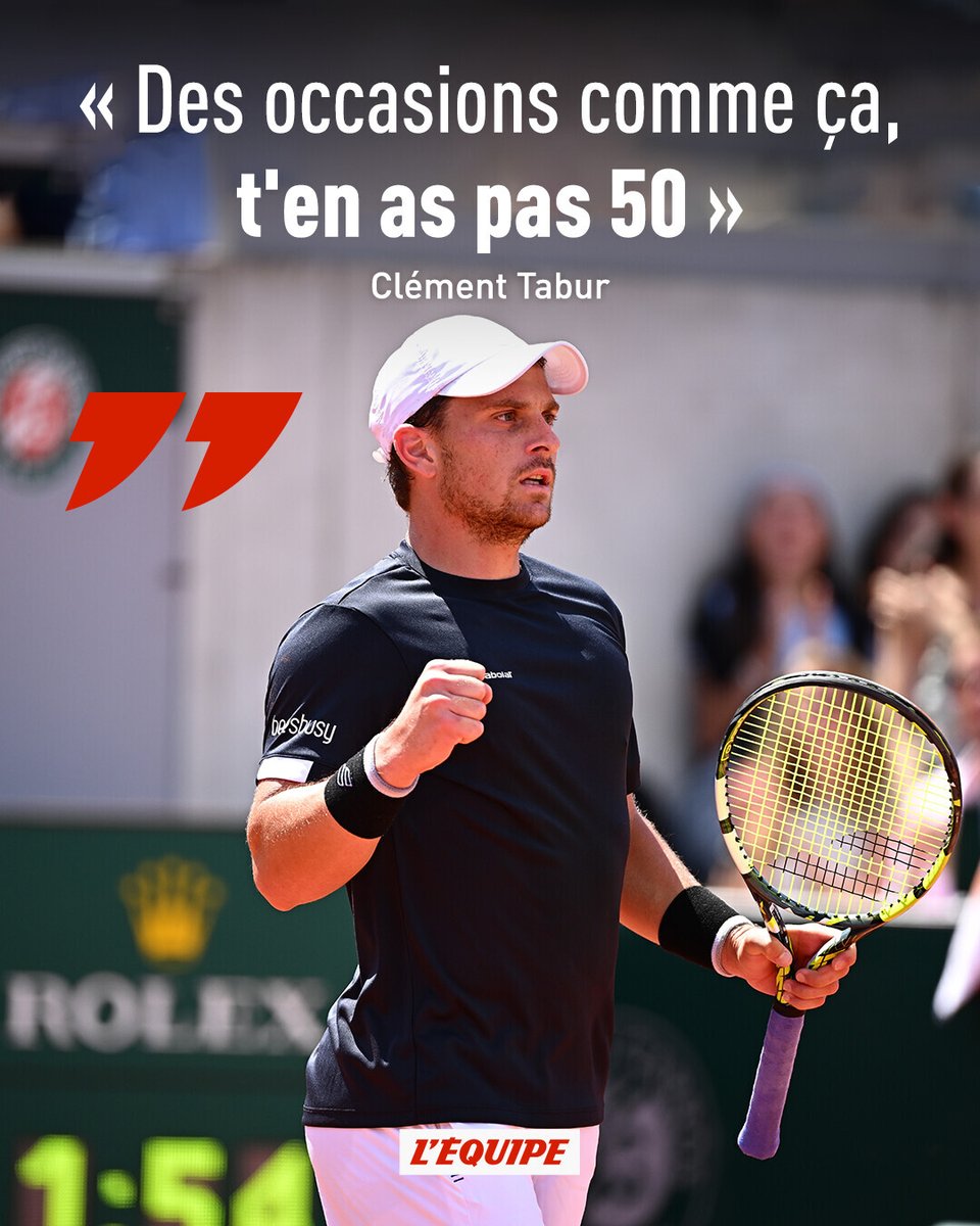 lequipe's tweet photo. Surpris d'être invité en qualifications, Clément Tabur, 280e mondial, va faire ses débuts en Grand Chelem cet après-midi face à Corentin Moutet. L'aboutissement d'un parcours où il a longtemps fréquenté le système fédéral avant d'en être évincé.
➡️https://t.co/cK13iaM4Ti https://t.co/YhPjbu1Vbm