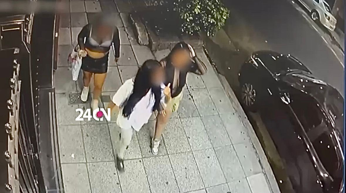 Bracesco2023's tweet photo. Se levantó 4 minubis en un boliche.
Chad total.
Las llevó a su departamento.
Las minubis lo mataron y le robaron la play.
 https://t.co/9RlsC6UoJo