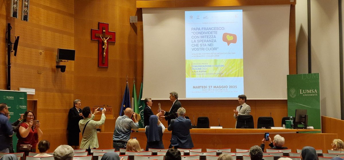 👏🏻Congratulazioni a 𝐏𝐚𝐨𝐥𝐨 𝐑𝐮𝐟𝐟𝐢𝐧𝐢, Prefetto del Dicastero per la Comunicazione <a href="/vaticannews_it/">Vatican News</a> per il Premio <a href="/paoline_it/">Paoline</a> 2025. 
📖Nel Corso di formazione <a href="/odglazio/">OdG Lazio</a> <a href="/UcsiLazio/">UCSI Lazio</a> <a href="/weca/">weca</a> con <a href="/UniLUMSA/">Università LUMSA</a> <a href="/giornaliFISC/">FISC settimanali</a>.  
🙏🏻Grazie a tutti gli autorevoli relatori. Potete