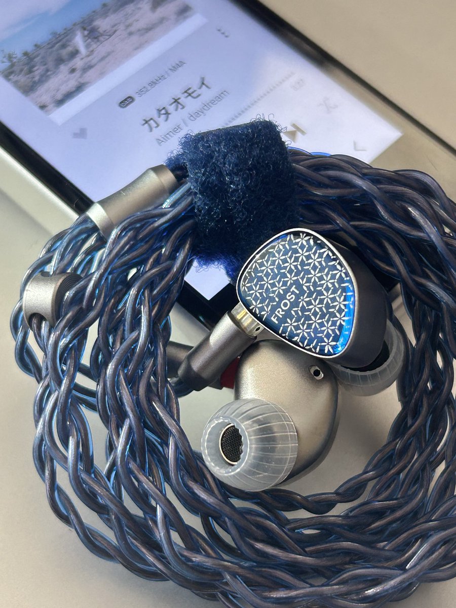 カタオモイ/ Aimer 2016年
BQEYZ / Frost × TRIPOWIN / Alteaで楽しむ。この曲の伴奏はほぼアコギとコーラスのみで、それがボーカルのハスキーで息の出し入れが印象的なボーカルとこの曲の世界観を際立たせる。心が落ち着き癒される一曲 #BQEYZ #TRIPOWIN #Aimer