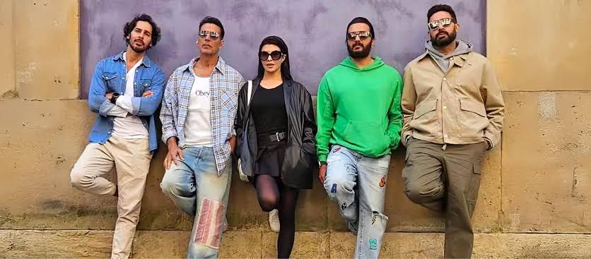 AvengersXA's tweet photo. Badly want #AkshayKumar comeback. Hope this time #Housefull5 will Help him. Also #Housefull5trailer was good. Look like It’s combine of All previous part. Whatever that i want vintage #Comedyking Back once again 💥 & Remove #Diaster Tag
#RiteishDeshmukh #LCDLFAlIStars https://t.co/ldjjQnKnIF