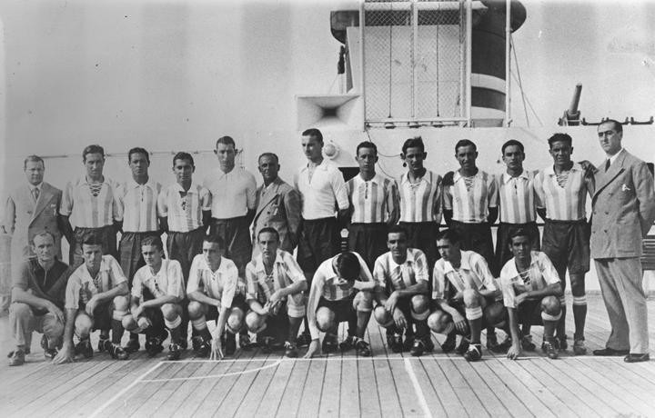 AFAEnLaCopa's tweet photo. [HILO]

Italia 1934, un mundial con campeones argentinos, en el que Argentina fue representada por futbolistas amateurs dirigidos por un técnico italiano.

“Nosotros, los chacareros, les vamos a demostrar a los profesionales que también somos argentinos en el torneo de Roma." https://t.co/ZngGWRBLCf