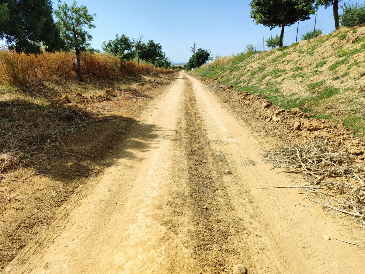 #CuidandoElViso💙 Operarios municipales están realizando tareas de limpieza y mantenimiento en el Parque de La Muela y en la Vía Verde. Colabora con ellos y utiliza las papeleras y contenedores.
