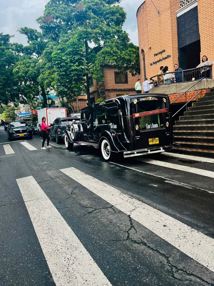 soydeituango's tweet photo. #Escriben Este carrito fúnebre lo vi en el parque de Villa Hermosa en la ciudad de Medellín https://t.co/03j0Yt75KN