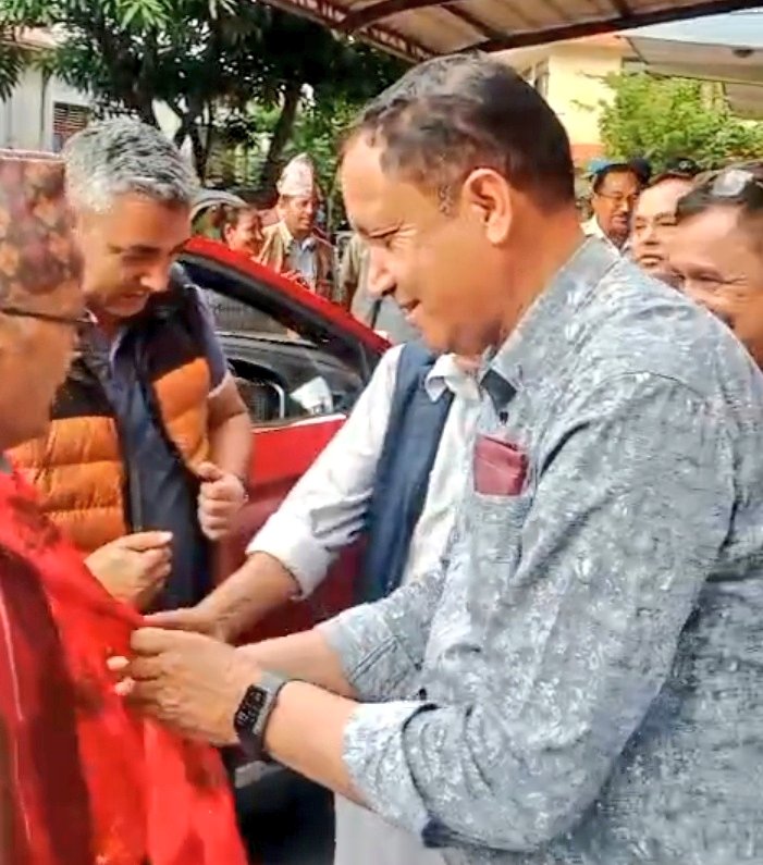 rrbartaula's tweet photo. संयुक्त जनआन्दोलन समितिका संयोजक नबराज सुबेदीज्युलाई सचिवालय प्रमुखको हैसियतले राप्रपा नेपाल केन्द्रीय कार्यालयमा स्वागत गर्न पाँउदा खुशी लागेको छ ।
संयोजक सुबेदिले संयुक्त जनआन्दोलन समितिको काम राप्रपा नेपालको कार्यालयबाट संचानल गर्नुहुनेछ ।
हार्दिक स्वागत छ । https://t.co/M3JWvbskH8
