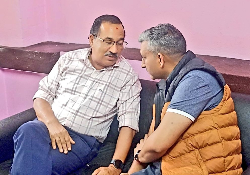 rrbartaula's tweet photo. संयुक्त जनआन्दोलन समितिका संयोजक नबराज सुबेदीज्युलाई सचिवालय प्रमुखको हैसियतले राप्रपा नेपाल केन्द्रीय कार्यालयमा स्वागत गर्न पाँउदा खुशी लागेको छ ।
संयोजक सुबेदिले संयुक्त जनआन्दोलन समितिको काम राप्रपा नेपालको कार्यालयबाट संचानल गर्नुहुनेछ ।
हार्दिक स्वागत छ । https://t.co/M3JWvbskH8