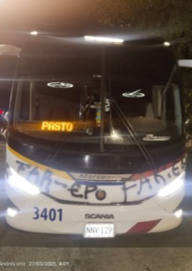 PalomaValenciaL's tweet photo. El exceso de concesiones del gobierno Petro ha sido respondido sistemáticamente con violencia por parte de los ilegales. Los únicos que no se dan cuenta son los del gobierno, lo que a veces hace pensar que les preocupan más los violentos que los ciudadanos. Iván Mordisco instala artefactos explosivos en la Vía Panamericana, cercana a Popayán. Así va la fracasada paz total.