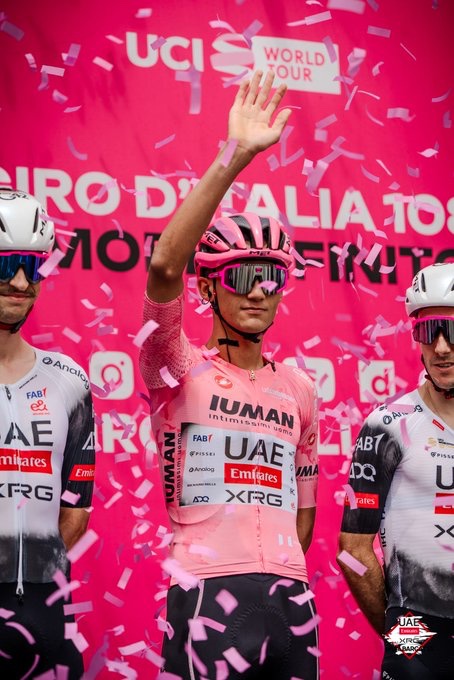 #GirodItalia
Juan Ayuso le confirmó a los colegas de #Eurosport:”la decisión está tomada tras día de descanso, el equipo completo apoyará a Isaac Del Toro, como líder en lo que venga del #GirodItalia”. Se acaban las especulaciones de alguna división. Excelente noticia