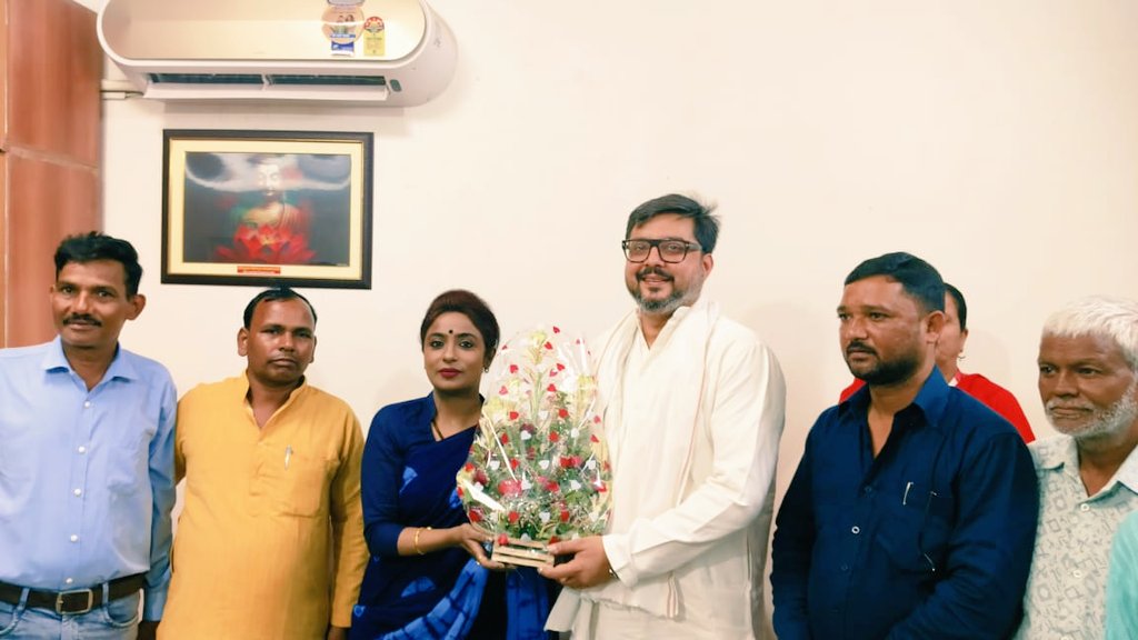 iMamtaChoudhary's tweet photo. आज जनपद बाराबंकी माननीय सांसद @tanujpuniaINC जी के साथ संगठन सृजन पर चर्चा हुई l पार्टी द्वारा बाराबंकी जिले की दी गई ज़िम्मेदारी पर जिलाध्यक्ष मोहसीन जी की अध्यक्षता में संगठन सृजन की बैठक की ll
जय कांग्रेस !!
@avinashpandeinc 
@dgurjarofficial 
@tanujpuniaINC 
@plpunia https://t.co/V9KOLrMByl