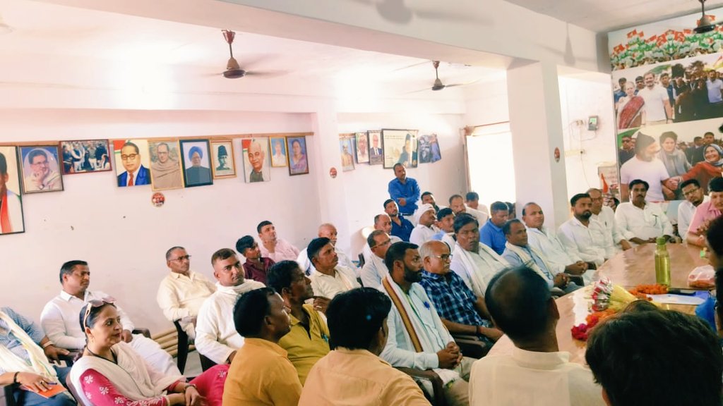 iMamtaChoudhary's tweet photo. आज जनपद बाराबंकी माननीय सांसद @tanujpuniaINC जी के साथ संगठन सृजन पर चर्चा हुई l पार्टी द्वारा बाराबंकी जिले की दी गई ज़िम्मेदारी पर जिलाध्यक्ष मोहसीन जी की अध्यक्षता में संगठन सृजन की बैठक की ll
जय कांग्रेस !!
@avinashpandeinc 
@dgurjarofficial 
@tanujpuniaINC 
@plpunia https://t.co/V9KOLrMByl