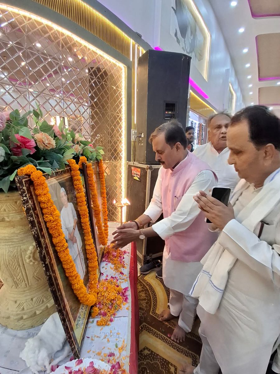 आज मथुरा में राष्ट्रीय लोकदल उत्तर प्रदेश की प्रदेश कार्य समिति की बैठक बी पी इमरैल्ड में  सफलतापूर्वक सम्पन्न हुई।

इस अवसर पर सभी राष्ट्रीय एवं प्रदेश उपाध्यक्षगण,अधिकारीगण,जिला इकाइयों के पदाधिकारी एवं कार्यकर्ता उपस्थित हुए । संगठन की मजबूती और आगामी रणनीतियों पर सार्थक चर्चा