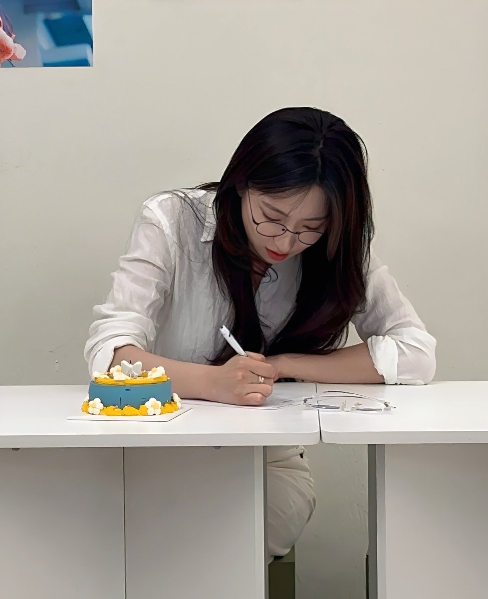 안경이 잘 어울리는 여성 1위.

#우주소녀 #손주연