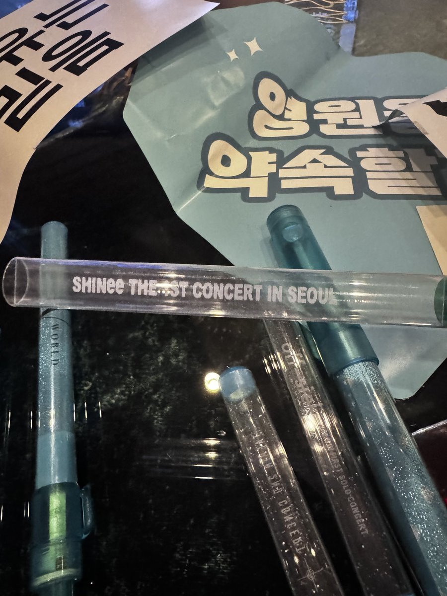 earthtotaemin's tweet photo. WHO WOULDVE THOUGHT TAEMIN STILL HAS THEM ALL😭😭😭😭 TAEMIN YOURE SO ROMANTIC https://t.co/dHTKMlvZdW