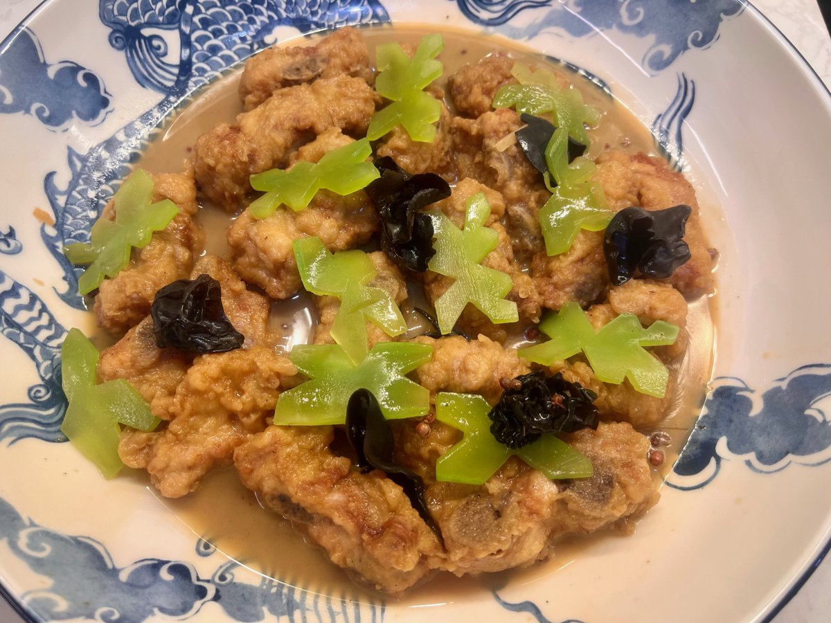 RobertiLax's tweet image. Lao Fan Gu State Banquet Master Braised Ribs, marinated in Shaoxing wine and ginger & scallion water, coated with sweet potato flour and deep fried, then braised in chicken stock with wine, soy sauce, and Sichuan peppercorns, and finished with celtuce slices and cloud ear fungus.