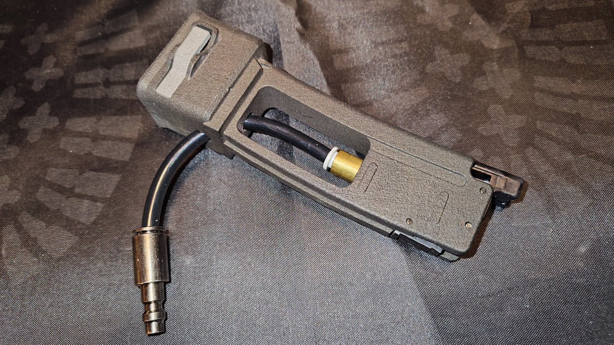 東京マルイ のガスブロ #MP7 外部ソースアダプターは給弾マガジン別に