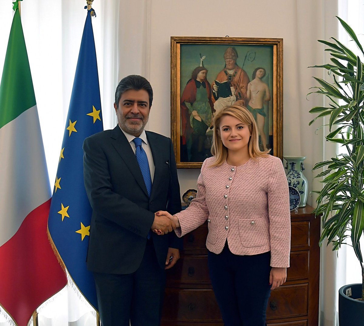 In <a href="/ItalyMFA/">Farnesina 🇮🇹</a>, proficuo colloquio con S.E Ausama Alabs, ambasciatore del Regno del Bahrain in Italia. 
Focus su relazioni commerciali, opportunità di investimenti, ottime relazioni bilaterali e prossima commissione economica🇧🇭🇮🇹. 

#DiplomaziadellaCrescita