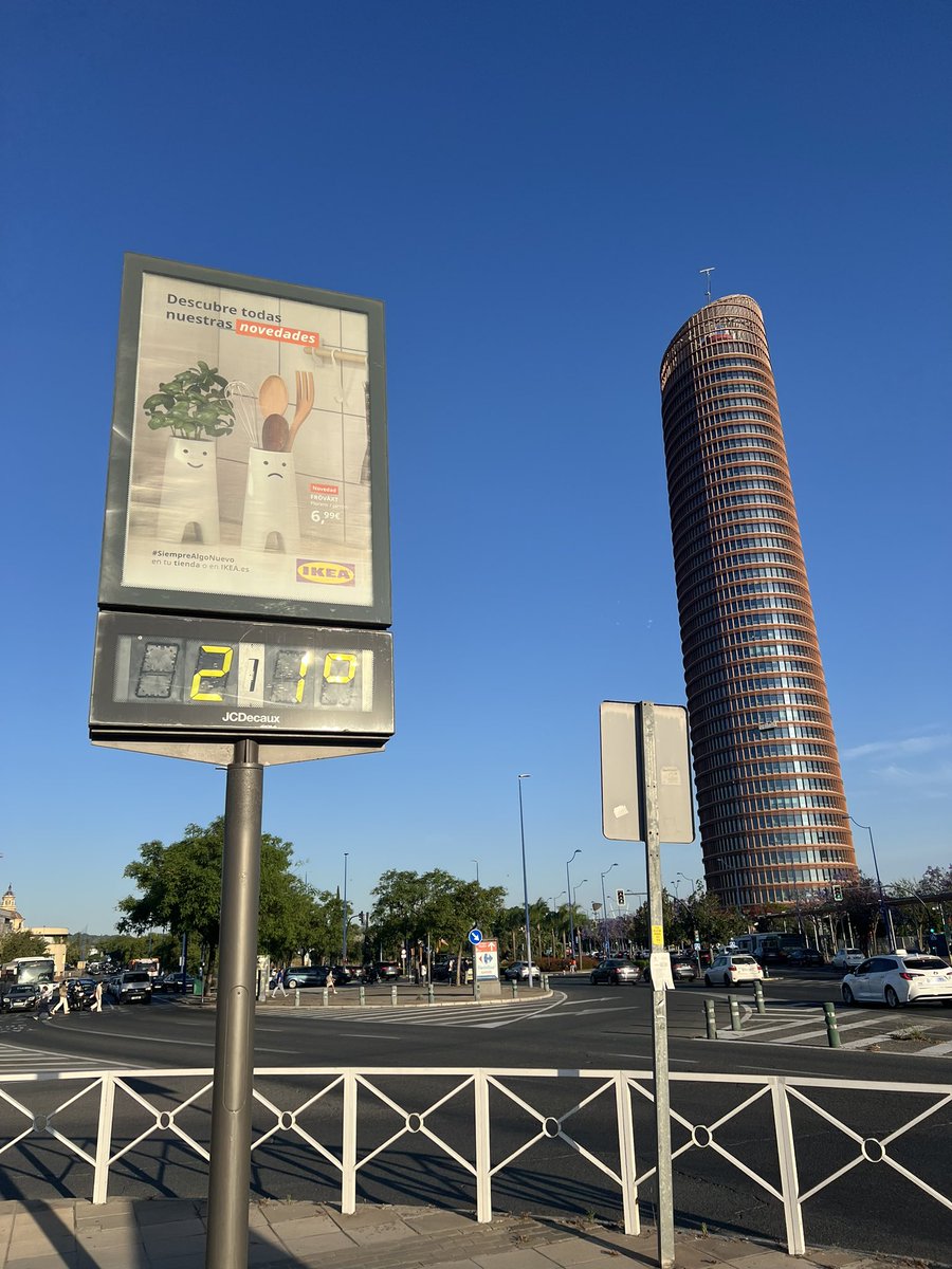 Las imágenes de hoy llegan tarde porque #lafotógrafadelpuente está buscando a #elpescadordeTriana que va camino de Polonia 🇵🇱
¡Buenas tardes!