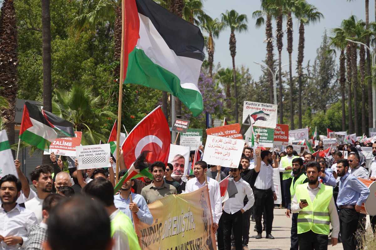 Alparslan Kuytul Hocaefendi'nin üniversiteli talebeleri Çukurova Üniversitesi kampüsünde Filistin için basın açıklaması ve yürüyüş gerçekleştirdi.

FilistinYürüyüşü Çukurovada
#StandUpForPalestine