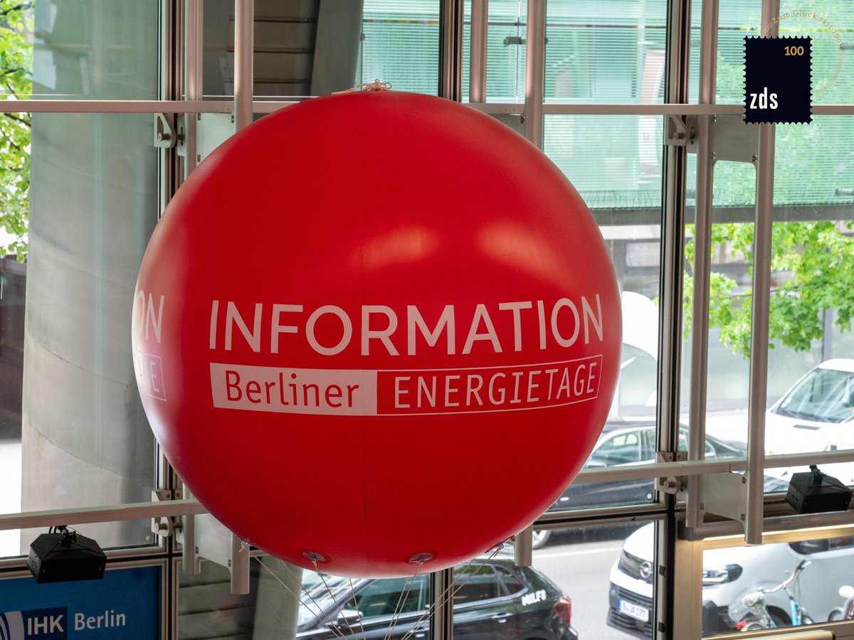 ZDS_News's tweet photo. Heute waren wir bei der Präsenzveranstaltung der Berliner Energietage dabei. 🏙️🍀

Im Mittelpunkt standen spannende Diskussionen rund um Klimapolitik, die Wärmewende und die Energieinfrastruktur der Zukunft. 🌱

#obenmitspielen #einzds #berlinerEnergietage #Energietage #Klima https://t.co/u9l3MvImKe