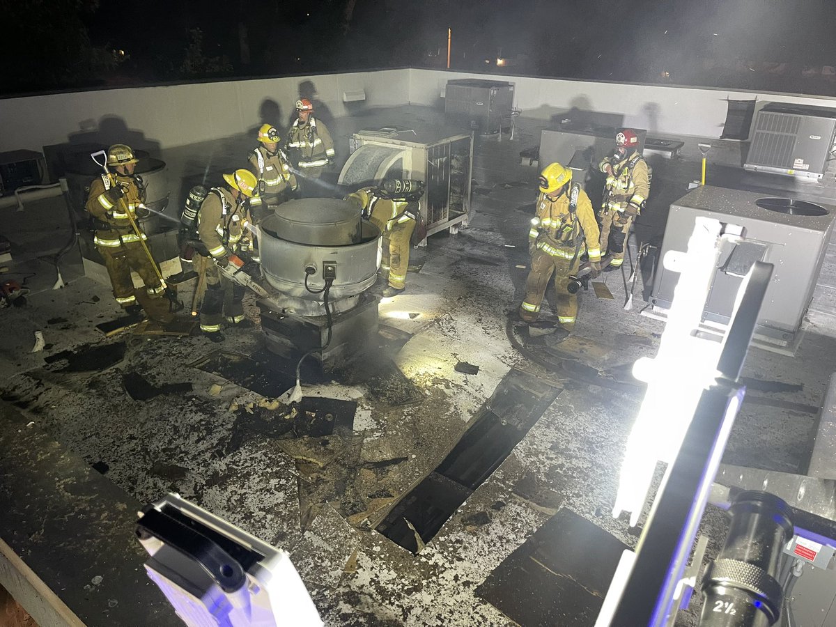 VCFD_PIO's tweet image. #VillageIncident The #VCFD is on scene of a working structure fire in the 2800 block of Agoura Rd in Westlake. First-arriving units reported smoke and flames coming from a free-standing restaurant (Zinqué). Firefighters launched an aggressive attack and quickly knocked down the