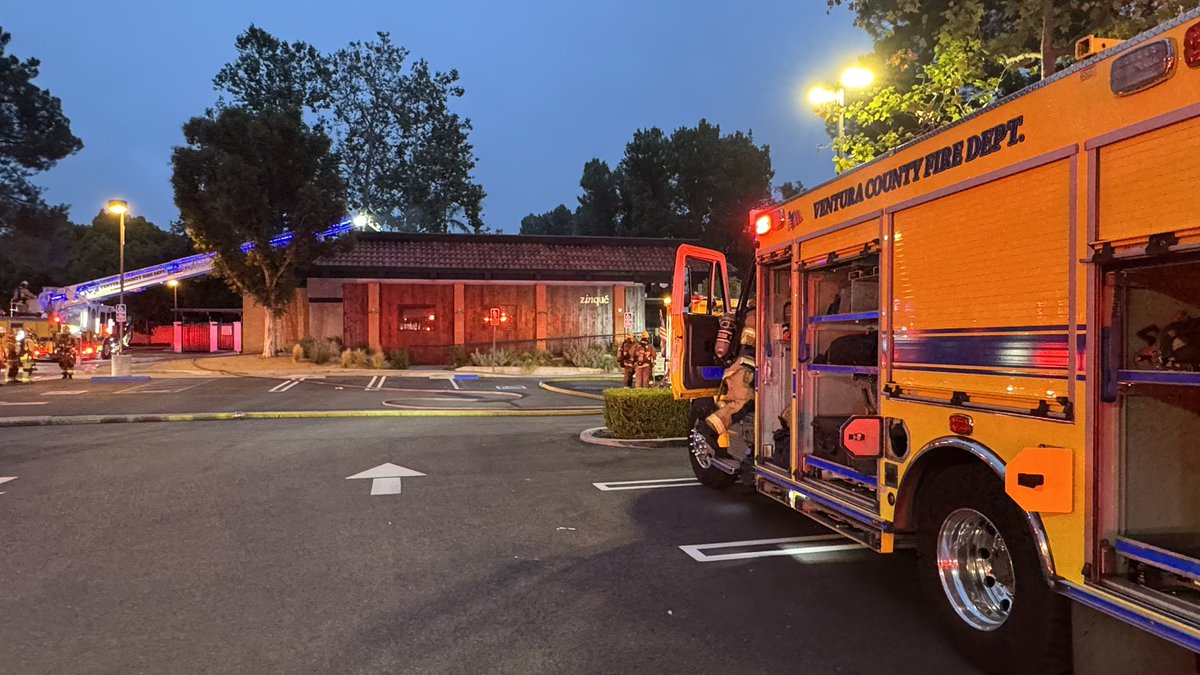 VCFD_PIO's tweet image. #VillageIncident The #VCFD is on scene of a working structure fire in the 2800 block of Agoura Rd in Westlake. First-arriving units reported smoke and flames coming from a free-standing restaurant (Zinqué). Firefighters launched an aggressive attack and quickly knocked down the