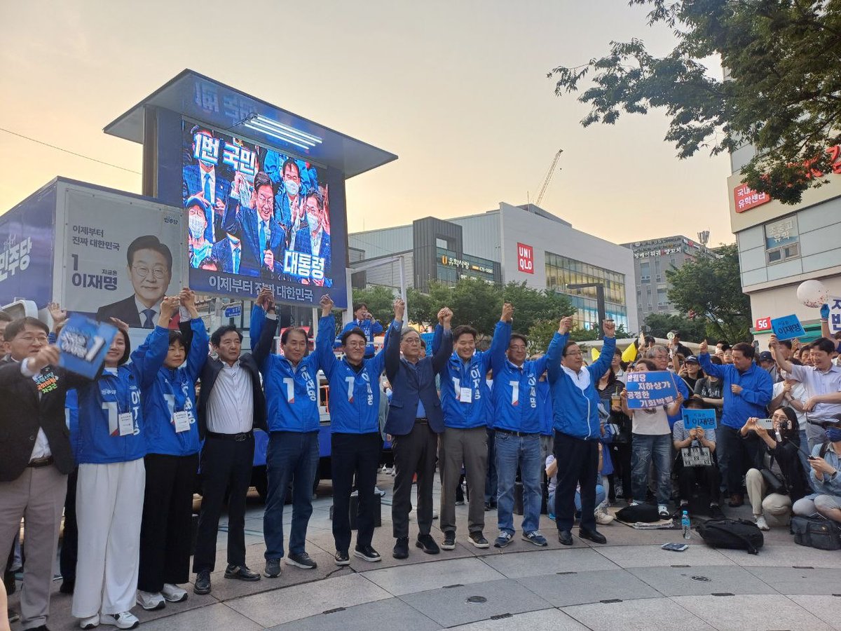 대구에 갔다가 올라가는 길입니다. 저는 대구를 좋아합니다. 계명대 석좌교수를 했고 대구사람들의 속정 깊은 기질을 좋아합니다. 

산업화의 문을 연 도시, 이재명으로 또 다시 일어서고 했습니다

한 어머니가 딸애가 찍기 싫다고 입이 나와 있는데도 나중에 니가 기념사진이 된다고 등짝을 밀었네요