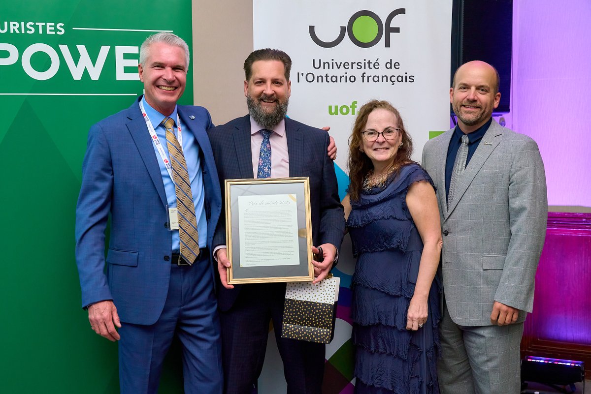 🎉Toutes nos félicitations à Jean-François Bard, surintendant de l'éducation, qui s'est vu remettre un Prix Mérite par l'Association des gestionnaires de l’éducation franco-ontarienne (AGÉFO) pour souligner sa contribution exceptionnelle à l'éducation franco-ontarienne et à