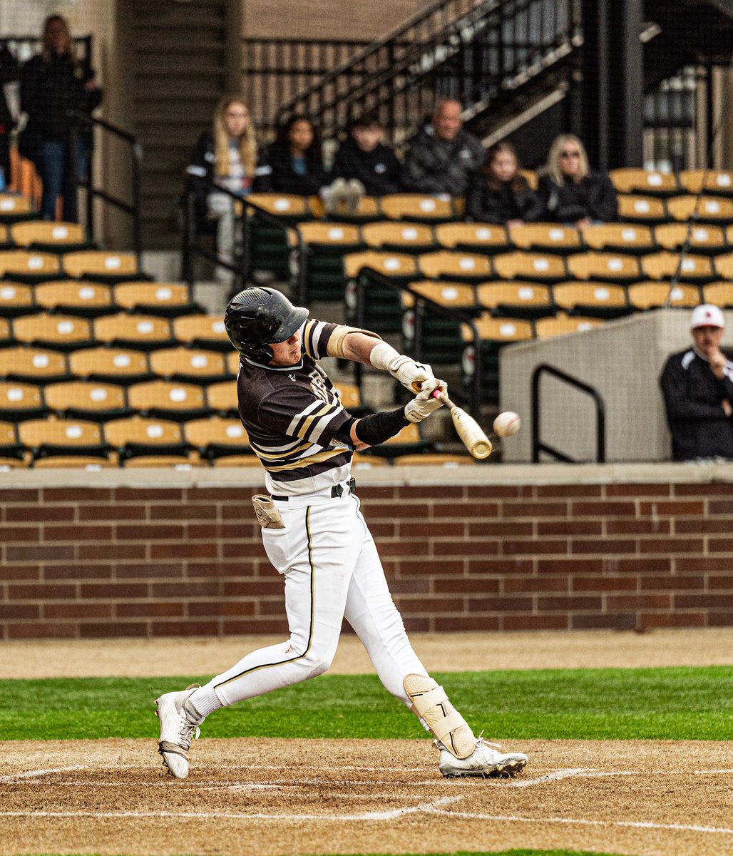 Congratulations to Tanner Reinartz are being voted IHSBCA District I Player of the Year! What a tremendous honor! 

#zebrabaseball