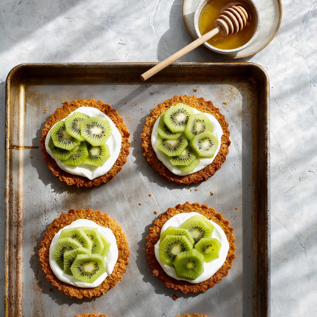 Start your day with these Kiwifruit Tarts! 🥝 A crunchy crust, topped with creamy yogurt and Chilean kiwifruit slices, these tarts are a delightful mix of textures and flavors. Visit our website for the full recipe! bit.ly/3mOOpWD
#KiwifruitTarts #ChileanKiwifruit