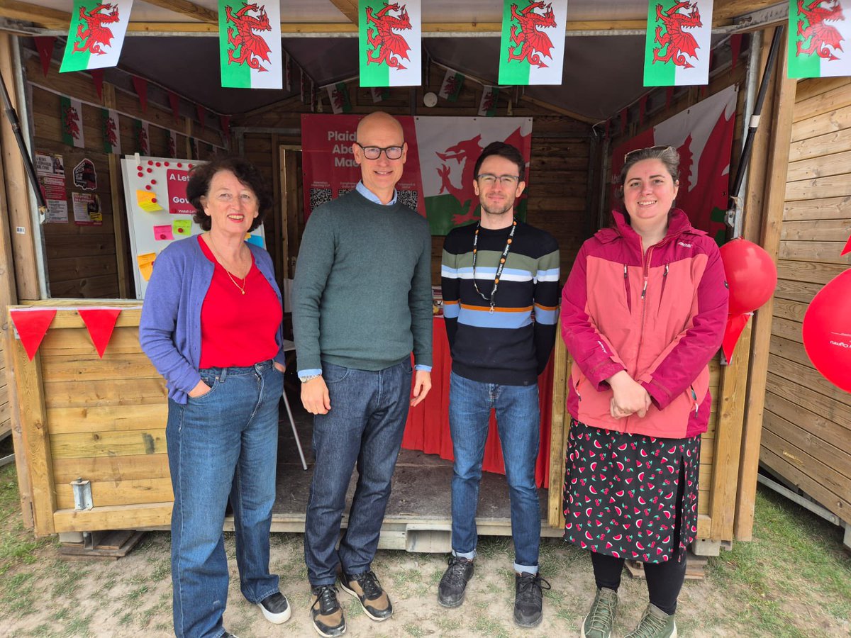 Stephen Kinnock (@skinnock) on Twitter photo I had a hugely enjoyable morning at the <a href="/EisteddfodUrdd/">Eisteddfod yr Urdd a’r Celfyddydau</a> yesterday, and it was lovely to spend some time at our Aberafan Maesteg Labour Party stall. 🌹
Please drop by, we’re there all week! 🏴 I had a hugely enjoyable morning at the <a href="/EisteddfodUrdd/">Eisteddfod yr Urdd a’r Celfyddydau</a> yesterday, and it was lovely to spend some time at our Aberafan Maesteg Labour Party stall. 🌹
Please drop by, we’re there all week! 🏴