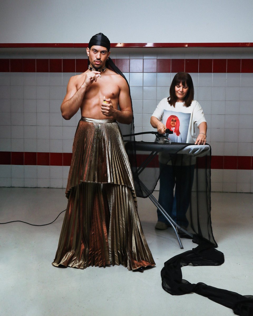 Nei letti degli altri è stato per me un atto instancabile di amore, fatto di mille volti e mille voci, e a tutti questi dico grazie.
Grazie per averlo accolto, stravolto, amato, per aver deciso di vivere questo sogno insieme.
Siete stati tutti sul palco con me, vi amo.
A presto🩷