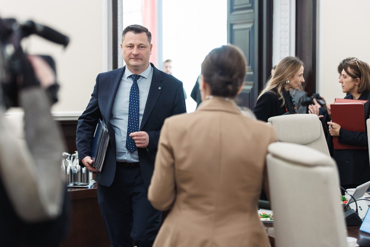 KrzysztofPaszyk's tweet photo. Chronimy polskich przedsiębiorców, twardo i skutecznie. 🇵🇱
Dziś na RM przyjęliśmy rozwiązania, o które apelował biznes:
✅ ograniczamy dostęp firm spoza UE do przetargów,
✅ podnosimy próg PZP do 170 tys. zł.
#Paszyk #Deregulacja #MŚP #PolskaPrzyszłości @nowePSL https://t.co/mPtjIsMFQq