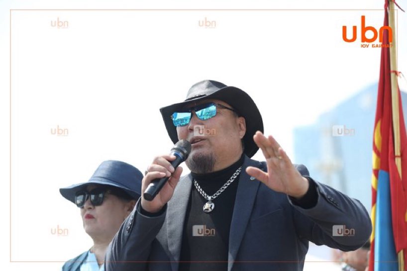 Шантааж бүлэг!

Энэ дурак нь хамер жийп хөлөглөж уурхайгаар явна
Отгон нь Сэтгүүлзүй талаа хариуцна
Цэрэн нь лайваа хариуцна
Эдний хараанд өртсөн уул уурхайн компани, бүтээн бгуулалтын төслүүд ер нь тэгсгээд дампуурлаа зарладаг

Ийм хортой хүмүүс бхад Алт хөтөлбөр явах ч хэцүүдээ