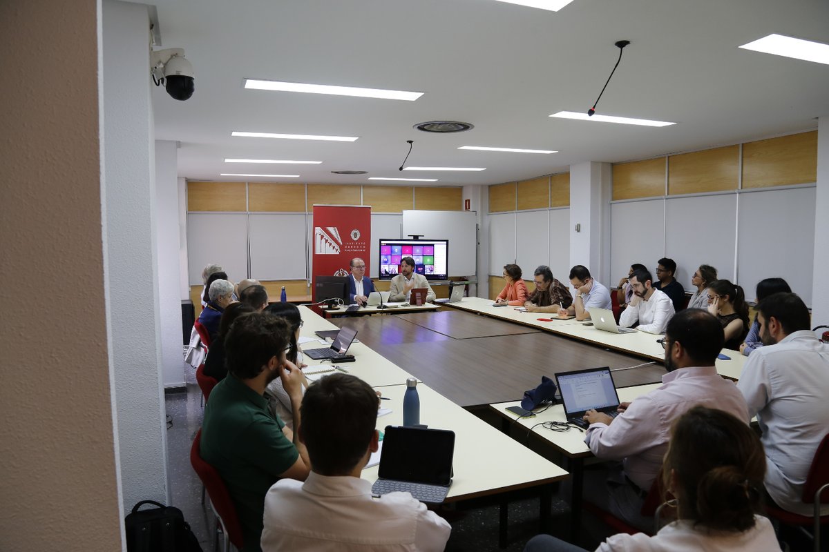 ucm_derecho's tweet photo. ✅ En el marco del seminario de profesores de Derecho Constitucional de la UCM, dentro de las actividades del @IDP_UCM , en la tarde de ayer se debatió en profundidad en torno al impacto de la inteligencia artificial en el Derecho Constitucional.
🧵⬇️ https://t.co/M0GXDfeTAJ