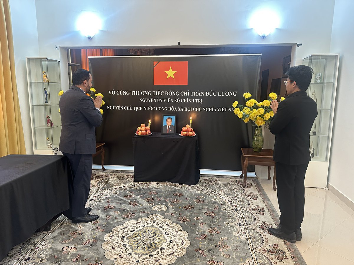 El Embajador de la República Bolivariana de Venezuela ente los Emiratos Árabes Unidos, en nombre del presidente Nicolás Maduro, del Gobierno y del Pueblo Venezolano, firmó el libro de Condolencias en la Embajada de Vietnam en Abu Dhabi en memoria del líder revolucionario y