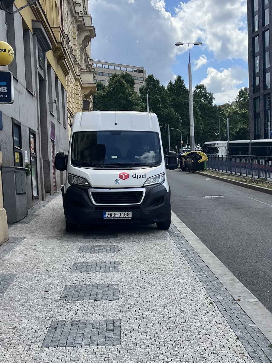 Silnice, kde jezdí jedno auto za hodinu, je mu malá…