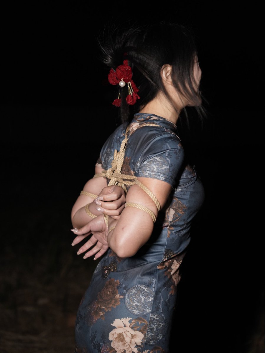 第一次外出采风，大半夜没采到女烈的感觉，踩到了神经的感觉！能看出来笑的很大声了，哈哈！
缚手：<a href="/xinsheng912/">老风</a>
被缚：me
摄影：<a href="/xinsheng912/">老风</a>